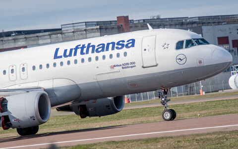 Самолет Lufthansa.