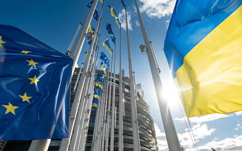 Флаги ЕС и Украины.