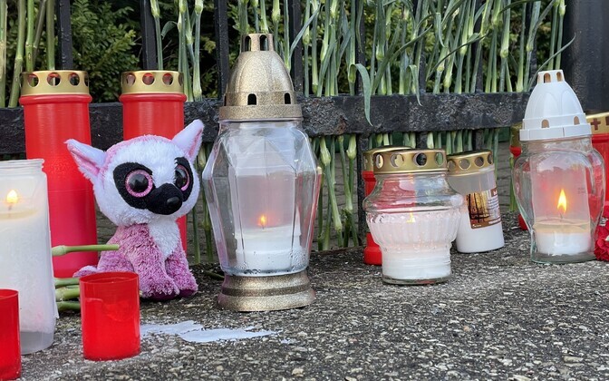 К зданию бывшего российского Консульства в Нарве несут цветы.