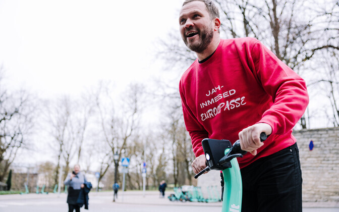 ФОТО: Eesti 200 передала в избирком список кандидатов в Европарламент.