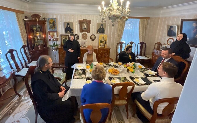 Министр внутренних дел Лаури Ляэнеметс в Пюхтицком монастыре.