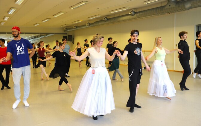 Vanemuise balletitrupp alustas uuslavastuse „Ohtlikud suhted“ proovidega. Balletitrupi kõrval osalevad balletilavastuses ooperisolistid Karmen Puis ja Merle Jalakas