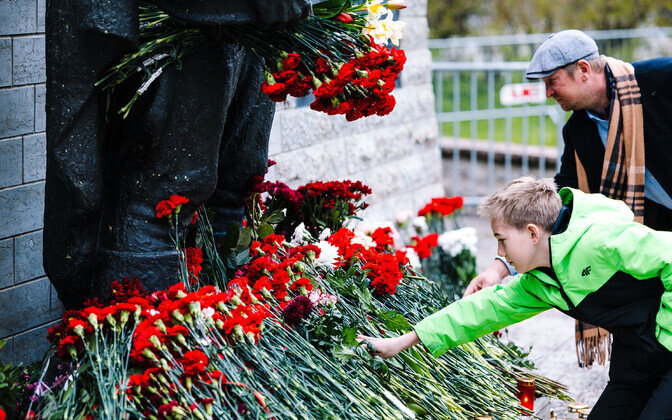 Visitors attending the Bronze Soldier monument in Tallinn on the morning of May 9, 2024.