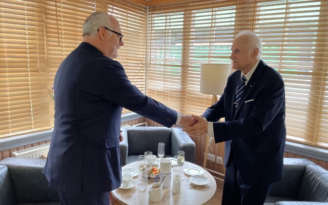 Алар Карис поздравил Арнольда Рюйтеля с 96-летием.