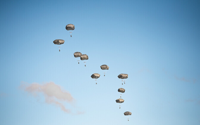 Liitlaste õhudessantväelaste õppus Nurmsil.