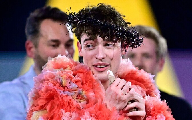 Eurovisiooni võitja vigastas purunenud võidukarikaga sõrme