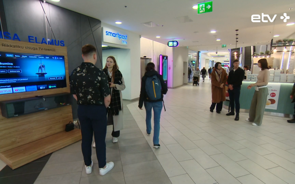 В торговых центрах всё чаще можно встретить представителей различных компаний, которые активно предлагают свои услуги покупателям.