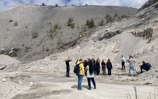 High school students being shown round an ash heap in Ida-Viru County. There is potential scope for extracting minerals from such heaps.