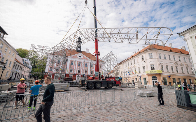 Suudlevate tudengite ümber kerkib esimest korda ajaloos lava