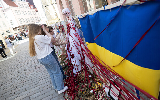 Ukraina õpilaste kunstiinstallatsioon „Lootus keset hävingut“ Vene saatkonna ees