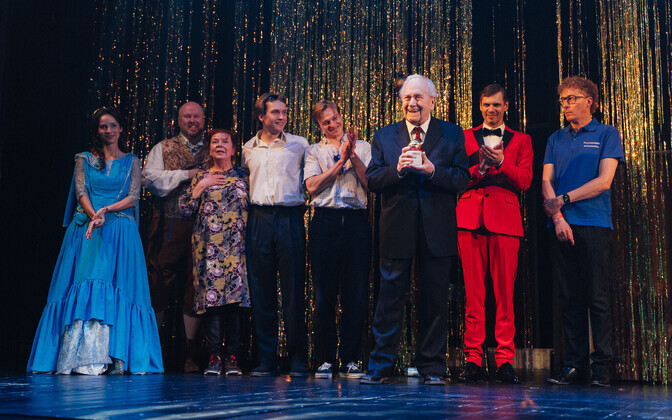 Ugala teatris jagati publikuauhindu. Esiplaanil Peeter Jürgens võtmas vastu publiku lemmiklavastuse, Tanel Jonase 