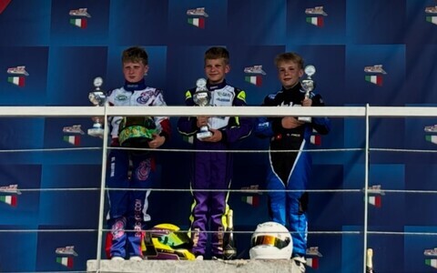 Albert Tamm (keskel)