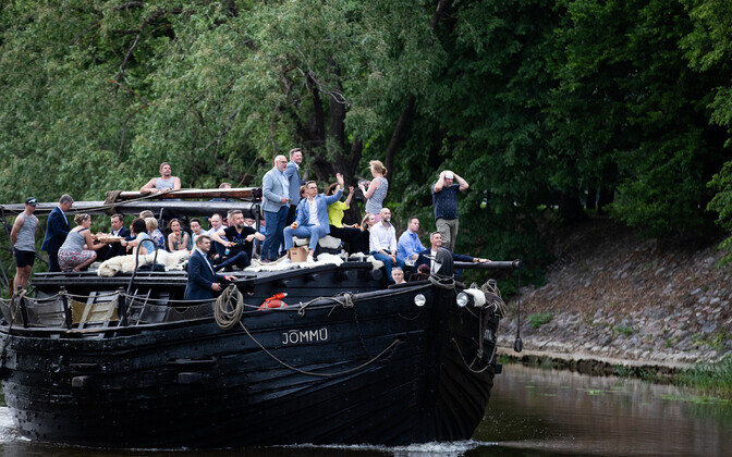 President Alexander Stubb of Finland and first lady Suzanne Innes-Stubb were joined by President Alar Karis and first lady Sirje Karis, Estonia's ambassador to Finland Sven Sakkov, and others, aboard a river boat on the Emajõgi, May 28, 2024.