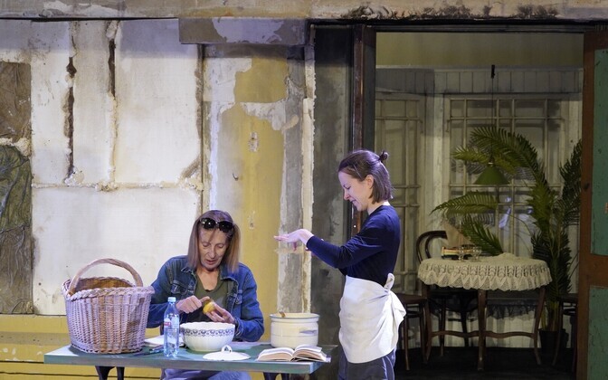 Algasid Draamateatri suvelavastuse „Üks helevalge tuvi“ lavaproovid Uuemõisa mõisas