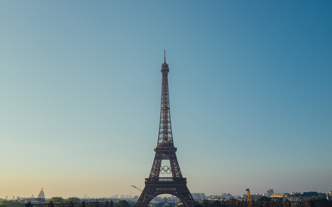 Олимпийские кольца на Эйфелевой башне.