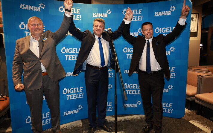 Riho Terras, Urmas Reinsalu ja Jüri Ratas võitu tähistamas