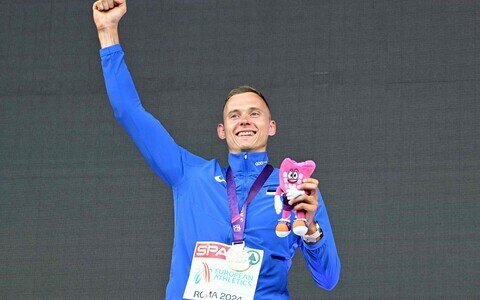 Johannes Erm kergejõustiku EM-i medalitseremoonial.