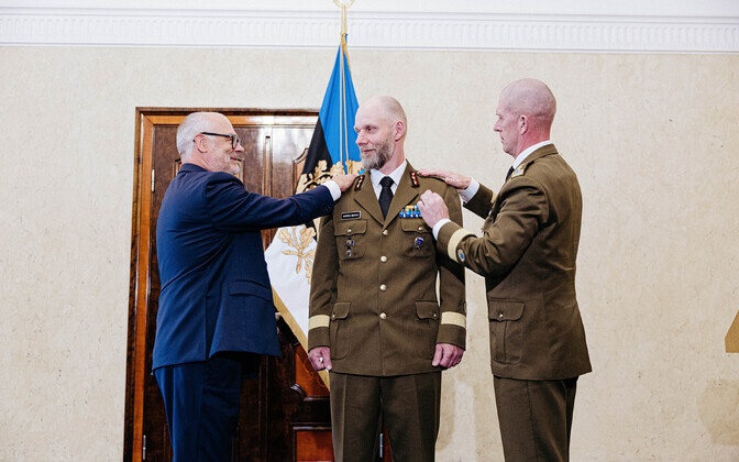 President bestows higher military ranks on five senior officers.
