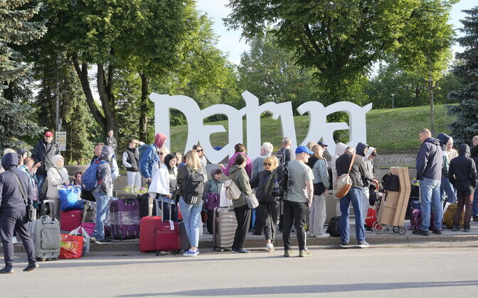 Длинная очередь у погранпункта в Нарве 21 июня.