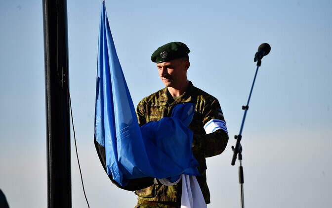 Eesti lipu heiskamine võidupüha hommikul Narvas.