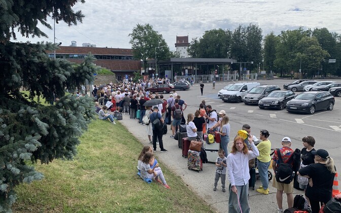 Travellers queuing at Narva border crossing on June 24, 2024.