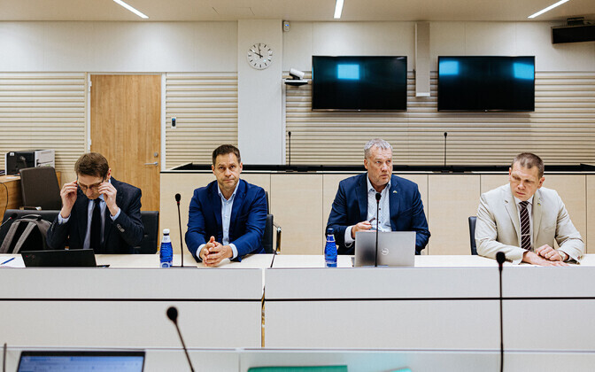 Харьюский уездный суд приступил к рассмотрению уголовного дела бывших высокопоставленных полицейских чиновников Ээрика Хелдна, Эльмара Вахера и Айвара Алавере.