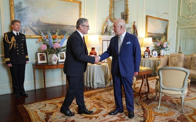 Briti peaminister Keir Starmer surumas kätt Inglise kuninga Charles II-ga