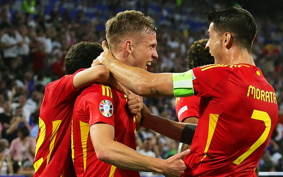 Meeskonnakaaslased õnnitlemas Hispaania teise värava löönud Dani Olmot