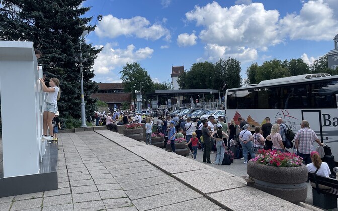 Очередь у Нарвского погранпункта 13 июля 2024 года.