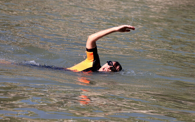 Мэр Парижа Анн Идальго искупалась в Сене.