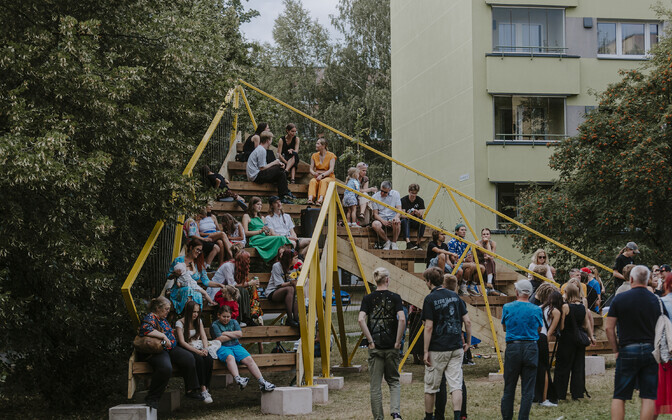 EKA arhitektuuri esmakursuslased avasid Tartus Annelinnas varjualuse 