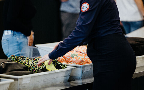 Проверка ручной клади в Таллиннском аэропорту.