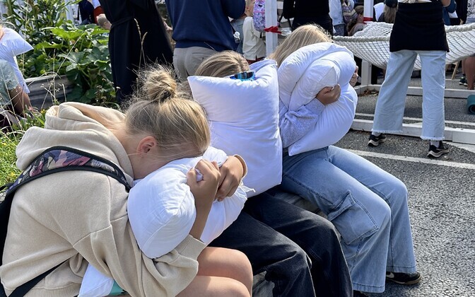 В Тарту молодежи предлжоили покричать в подушку.