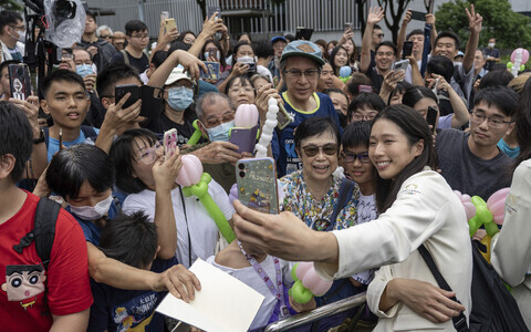 Vivian Kong fännidega pilte tegemas.