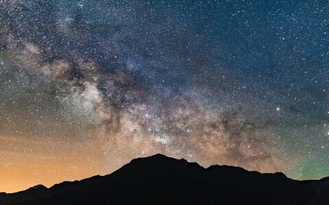 Tähistaevas mägede kohal.