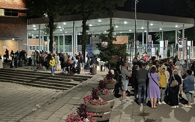 Многие люди 24 августа не успели попасть на погранпереход в Нарве из-за длинной очереди.