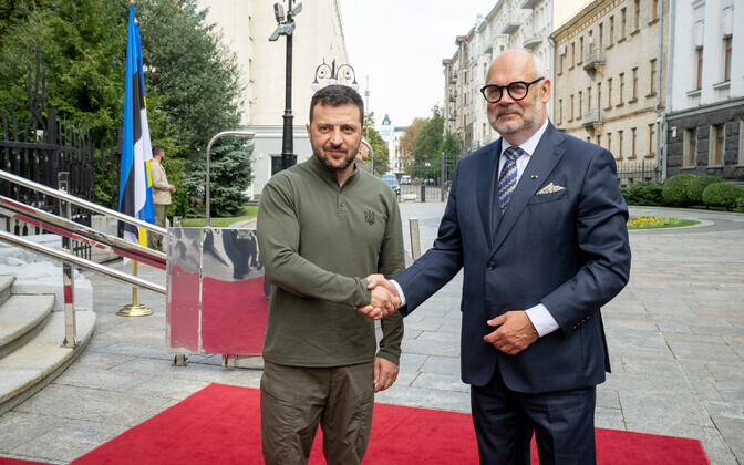 Алар Карис на Киевском вокзале. Справа – посол Эстонии в Украине Аннели Колк.