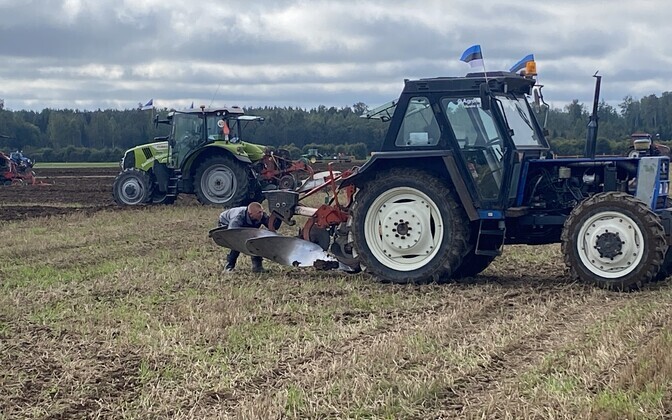 Young plowing experts in Olustvere.