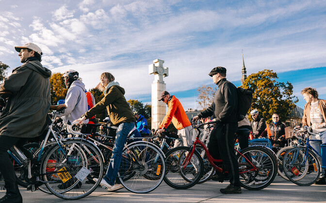 Tour d'ÖÖ Tallinn 76 start Vabaduse väljakul