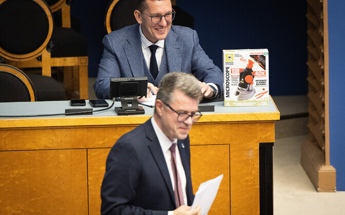 Премьер-министр Кристен Михал передал Рийгикогу проект госбюджета.