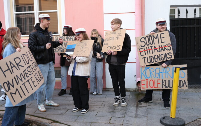Õpilased ja tudengid üle Eesti kogunesid Stenbocki maja ette piketile, et tuletada valitsusele meelde, kui oluline on säilitada ligipääs tasuta kõrgharidusele.