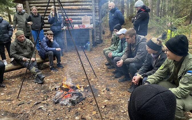35 gümnasisti üle Eesti veetsid koolivaheaja kolm viimast päeva Eesti Mälu Instituudi korraldatud metsavendluse koolis Vana-Vigalas.