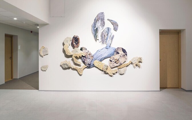 Mari-Leen Kiipli ja Mari Volensi installatsioon „Vesi kõneleb meist“ Eesti Keele Instituudi hoones