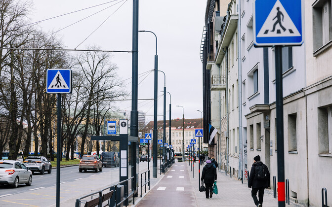 Дорожные знаки на велосипедной дорожке на бульваре Каарли.