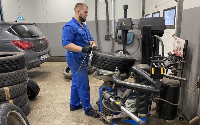 Tire change work is full steam ahead at the Stik garage in Paide.