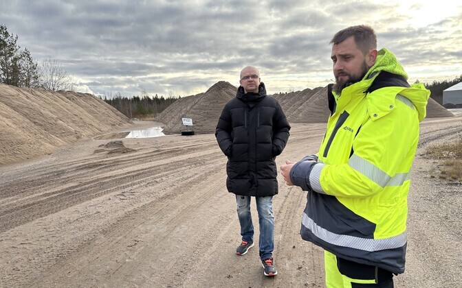 As Tariston teehoolduse valdkonna juht Alvar Aedma ja teehooldusauto juht Taavi Piirsoo Taristoni Sillaotsa tootmisbaasis.