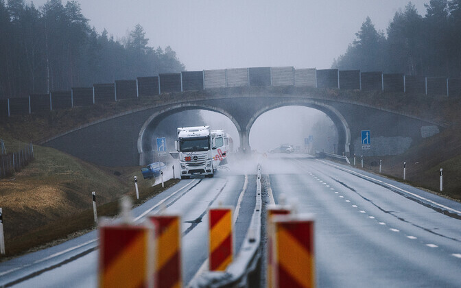 LNG leaking from truck after accident on Pärnu highway on December 27, 2024.