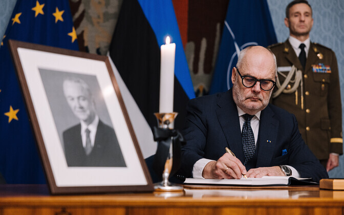 Presidendi kantseleis avati kaastunderaamat president Arnold Rüütli mälestuseks