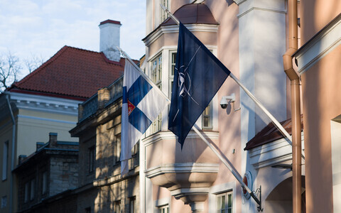 Флаг Финляндии и НАТО.