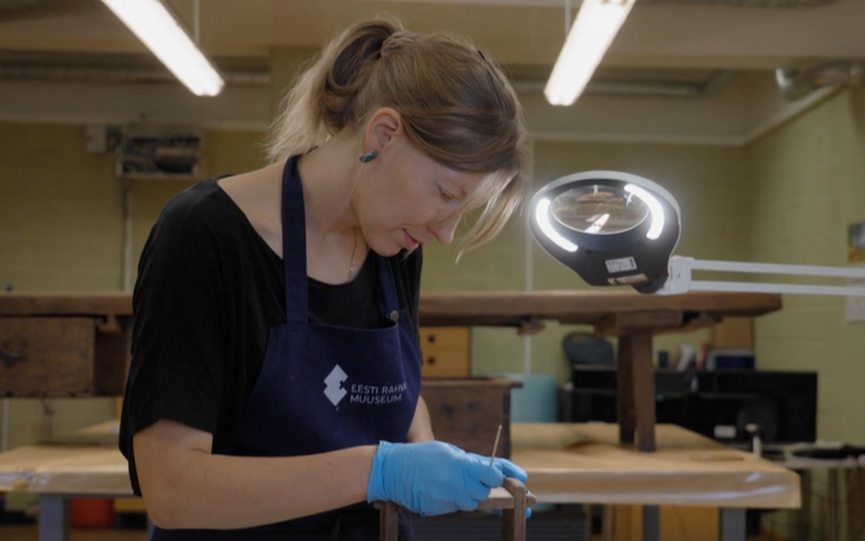 Eesti Rahva Muuseumi konservaator Mariliis Vaks